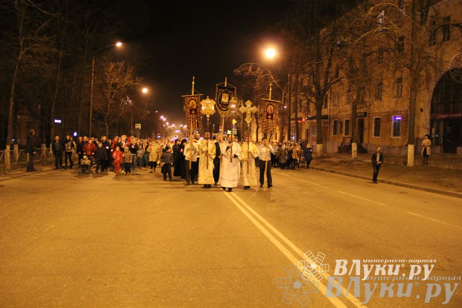 Крестным ходом встредили великолучане светлый праздник Пасхи