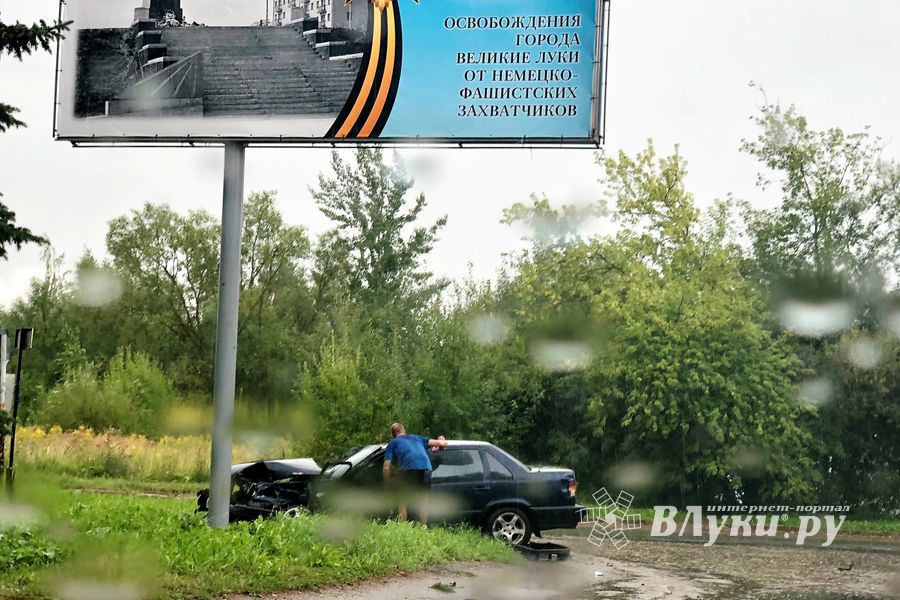В Великих Луках столкнулись легковушка и ЗИЛ (ФОТО)