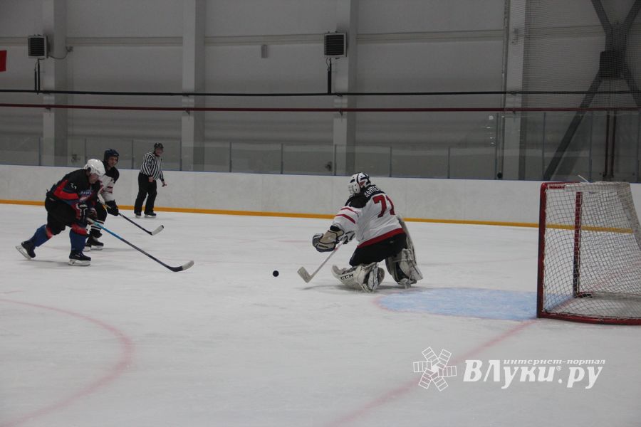 Два зоккейных матча прошли в Великих Луках в рамках Чемпионата города (ФОТО)