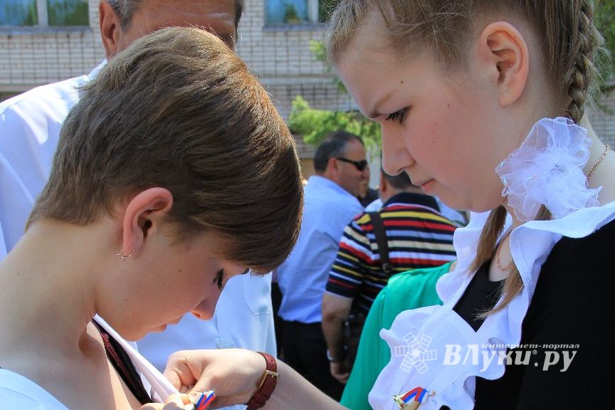 В Великих Луках прозвенели «Последние звонки»