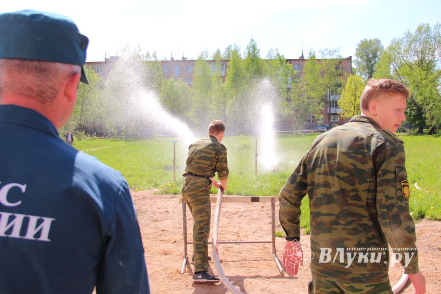 В Великих Луках в 10 лицее «освободили» заложников (ФОТО)
