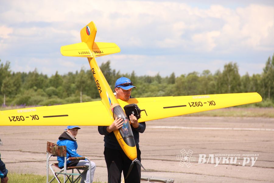 В Великих Луках проходит 7-й Фестиваль авиамодельного спорта (ФОТО)