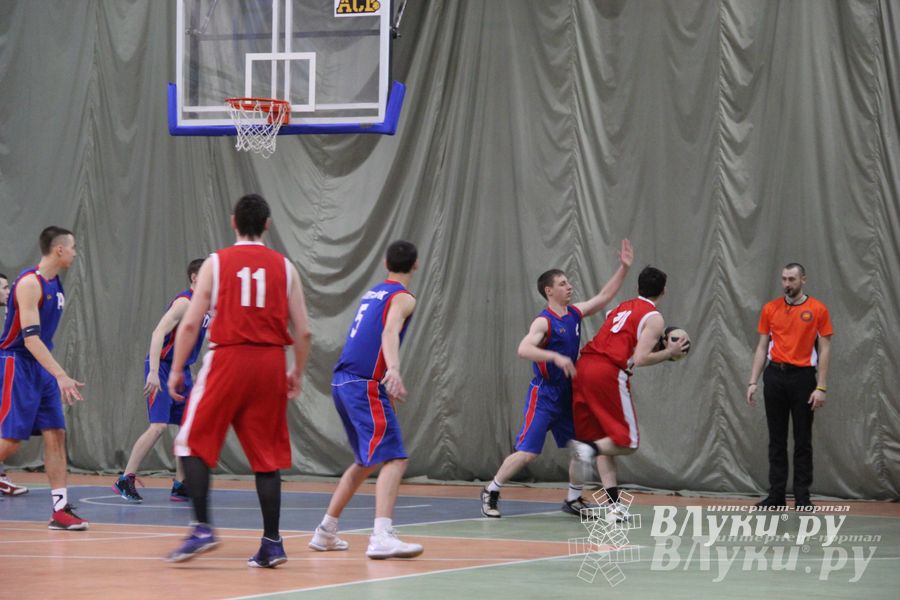 В Великих Луках проходит Открытый Чемпионат г. Великие Луки по баскетболу (фото)