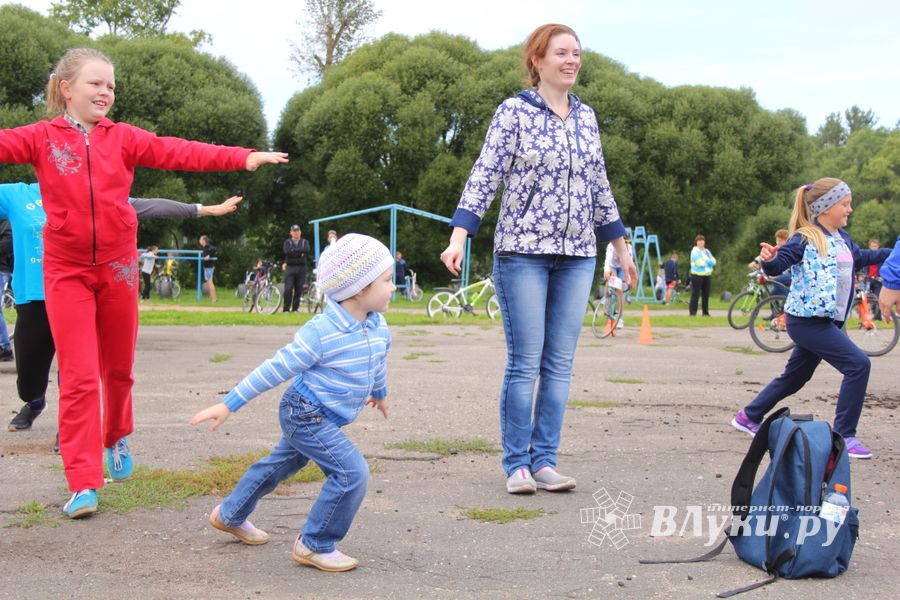 В Великих Луках прошёл Велопарад (ФОТО)