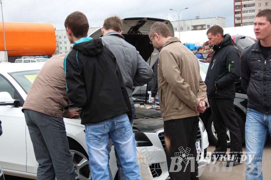 В Великих Луках прошла автомобильная ярмарка