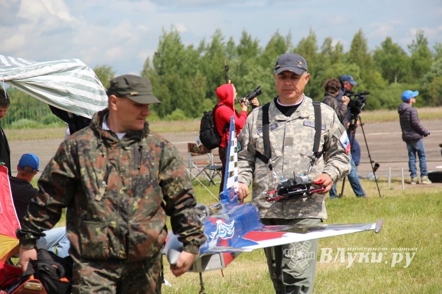 В Великих Луках проходит 7-й Фестиваль авиамодельного спорта (ФОТО)