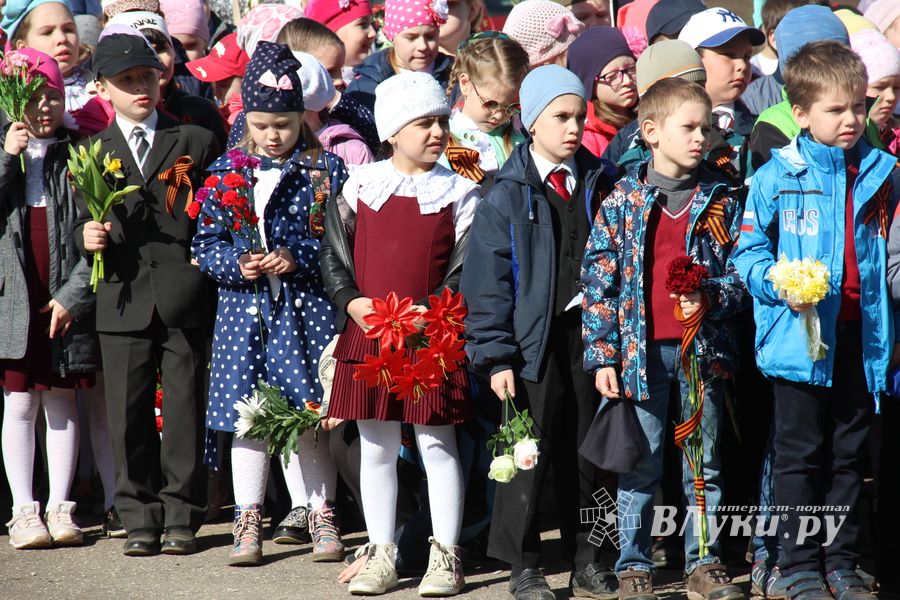 Ученики лицея №11 возложили цветы к могилам Братского кладбища (ФОТО)
