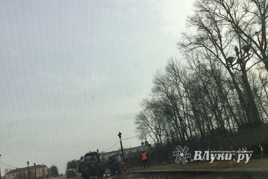 Центральный мост через Ловать в Великих Луках убирают от снега (ФОТО)