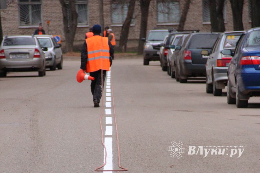 Фотофакт: в Великих Луках рисуют разметку