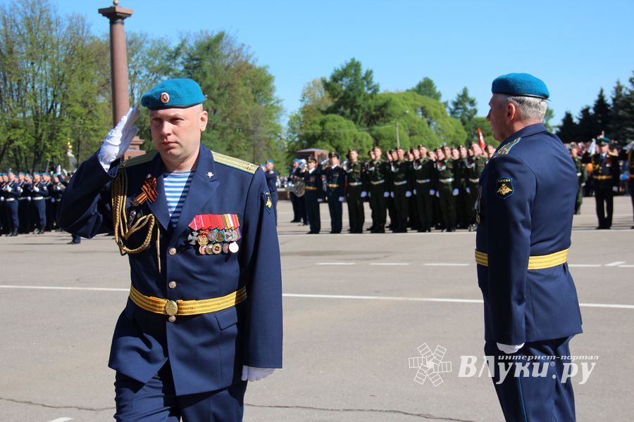 В Великих Луках прошел Парад Победы (ФОТО)
