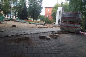 В Великих Луках продолжают обновлять сквер у памятного знака великолучанам, погибшим в «горячих точках» (фото)