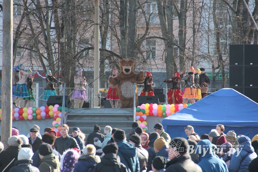 В Великих Луках широко отметили Масленицу (ФОТО)