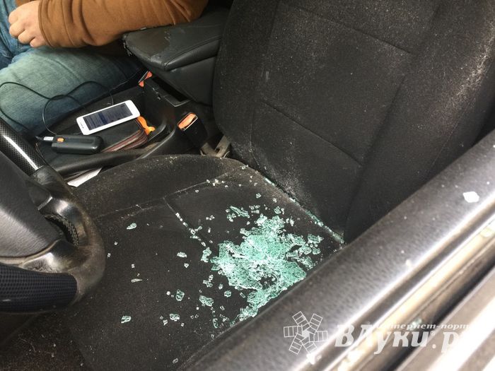 Автомобиль великолучанина попал под «обстрел» (ФОТО)