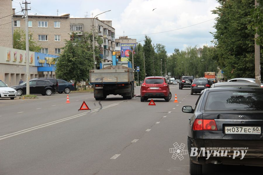 Легковушка и КамАЗ столкнулись в Великих Луках (ФОТО)