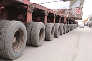 Негабаритный автопоезд вновь следует по улицам Великих Лук