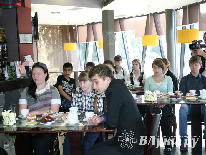 Великолукские школьники посетили "Литературное кафе"