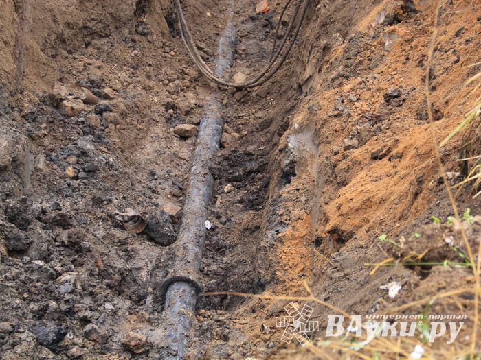 Возле железнодорожной поликлиники ликвидируют прорыв канализации (ФОТО)