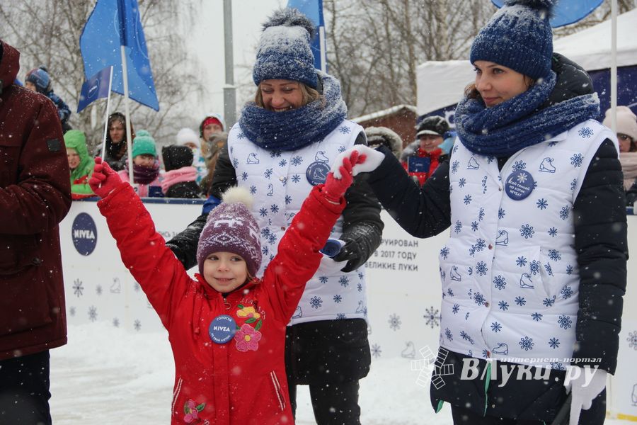 В Великих Луках появился новый каток (ФОТО)