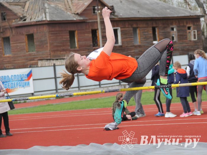 В Великих Луках проходят соревнования «Шиповка юных» (ФОТО)