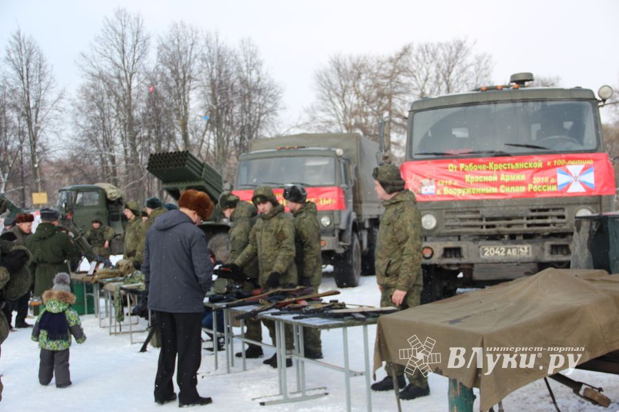 Великолучанам показывают армейскую технику и кормят кашей (6+) (ФОТО)