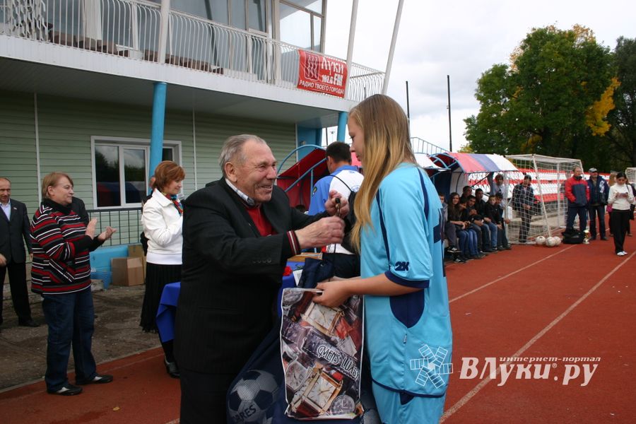 Награждение победителуй турнира по футболу памяти М.Ф. Хренова 