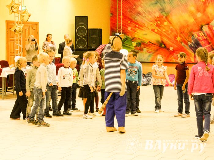 В Великих Луках первоклассники из малоимущих семей стали обладателями новых школьных портфелей (ФОТО)