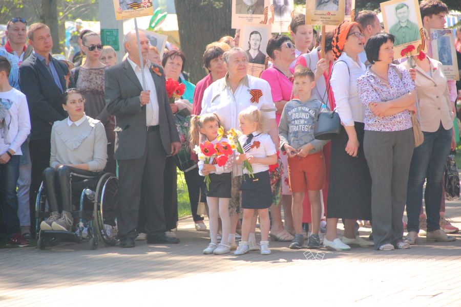 По центральному проспекту Великих Лук прошёл  «Бессмертный полк» (0+) (ФОТО)