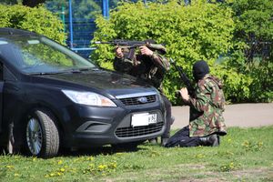 Спецназ «разгромил» на Дятлинке «банду»