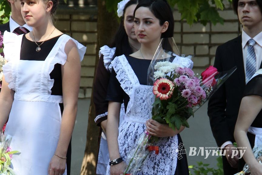 В Великих Луках прозвенели «Последние звонки»