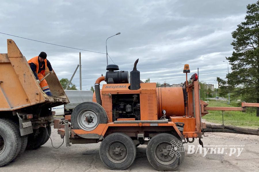 На развязке с трассой М-9 идёт ямочный ремонт (ФОТО)