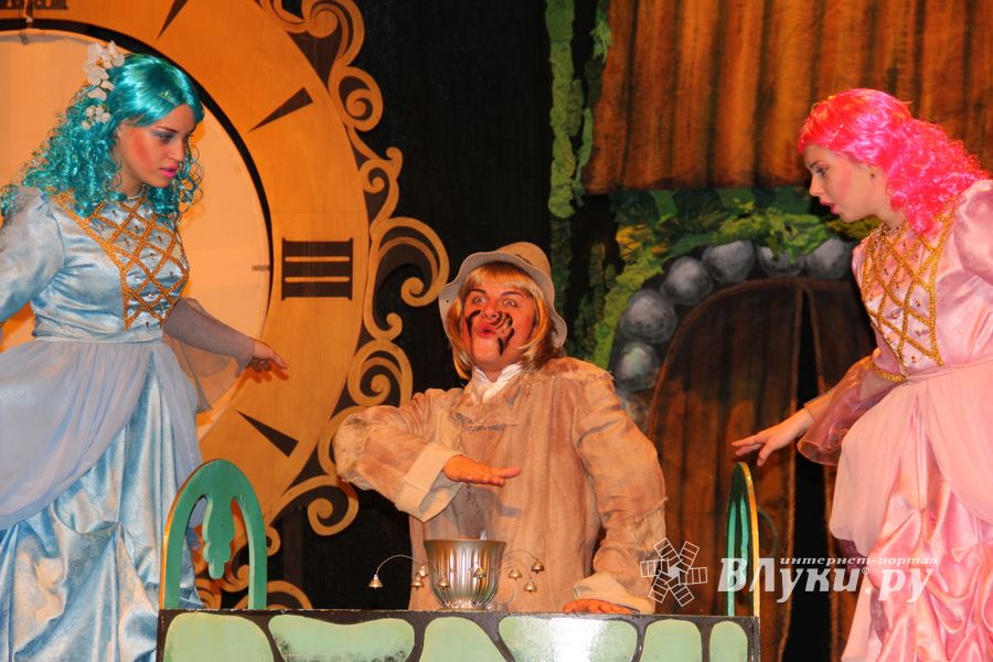 «Принцессу на горошине» и «Свинопаса» показал Великолукский драматический театр (фото)