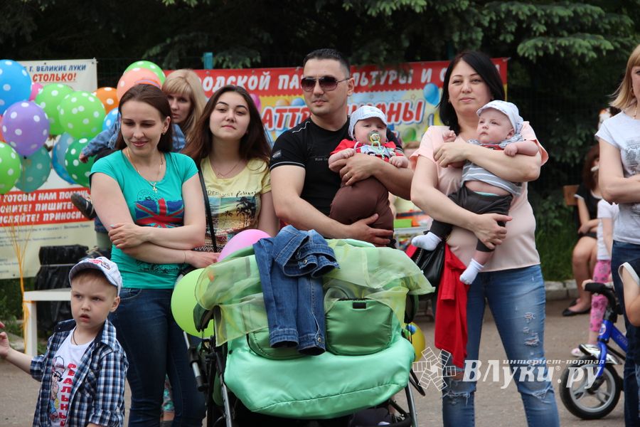В Великих Луках чествовали близнецов (ФОТО)