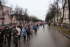 В Великих Луках прошло праздничное шествие (ФОТО)