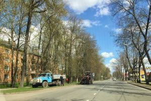 В Великих Луках убирают проспект Гагарина (ФОТО)