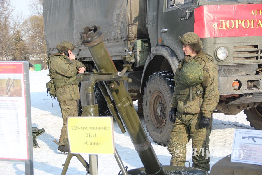 Великолучанам показывают армейскую технику и кормят кашей (6+) (ФОТО)