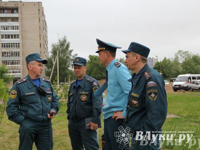 В Великих Луках прошли областные соревнования среди пожарных по спасению пострадавших