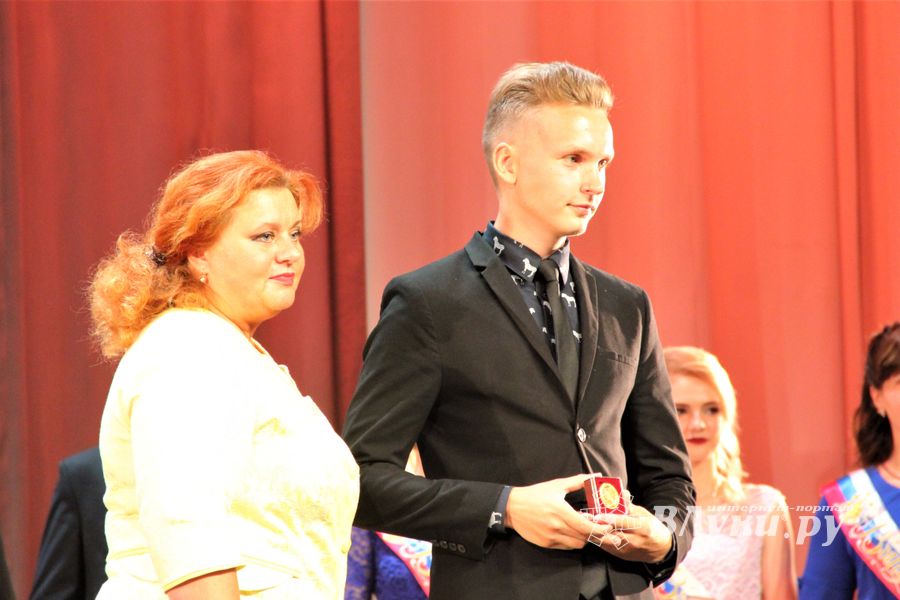 Великолукским выпускникам вручили медали «За особые успехи в учении» (ФОТО)