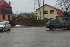 Фотофакт: ​В Великих Луках столкнулись Пежо и такси 