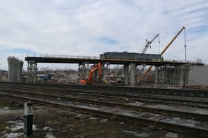 В Великих Луках устанавливают металлоконструкции пролетного строения путепровода (ФОТО)