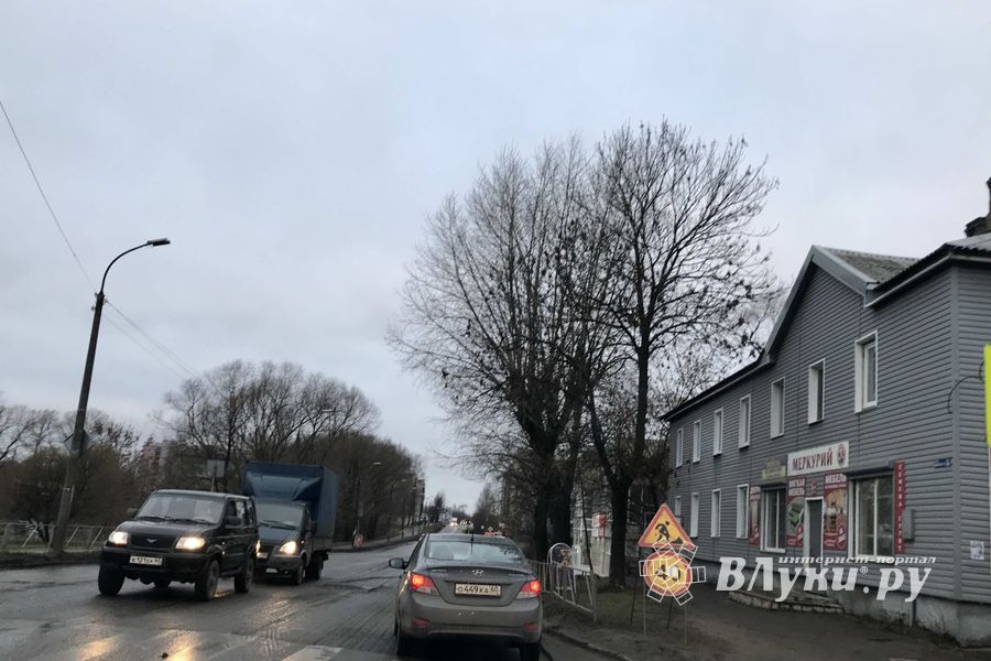 Вниманию автомобилистов - на улице Холмской снимают асфальт (ФОТО)