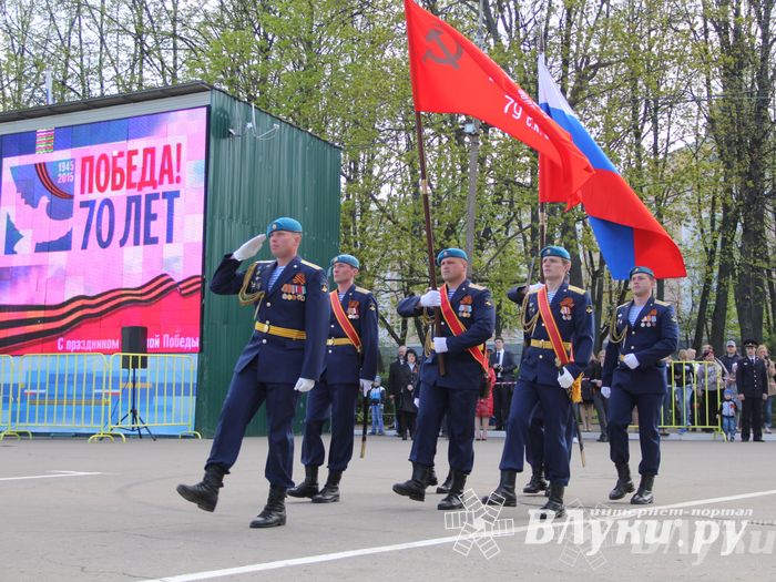 Парад Победы в Великих Луках (фото)