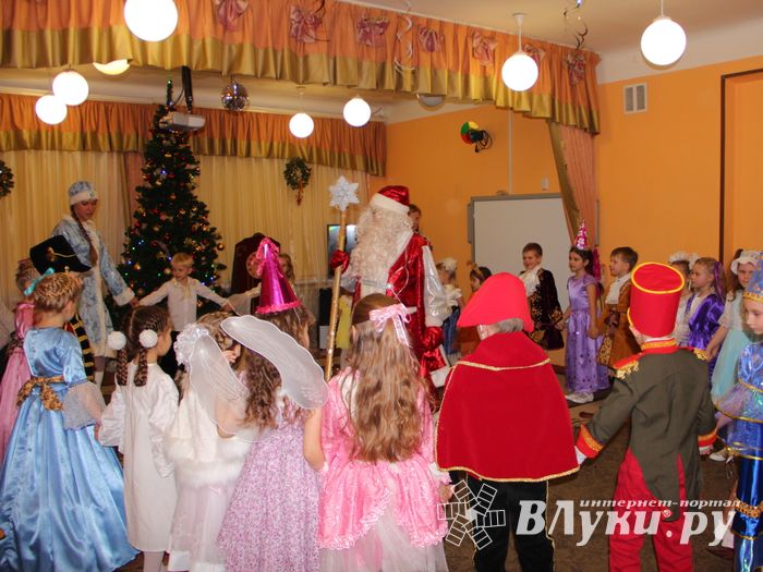 В Великие Луки пришла пора новогодних утренников (ФОТО)