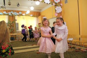 Юные великолучане поздравили мам и бабушек с помощью Золушки (ФОТО)