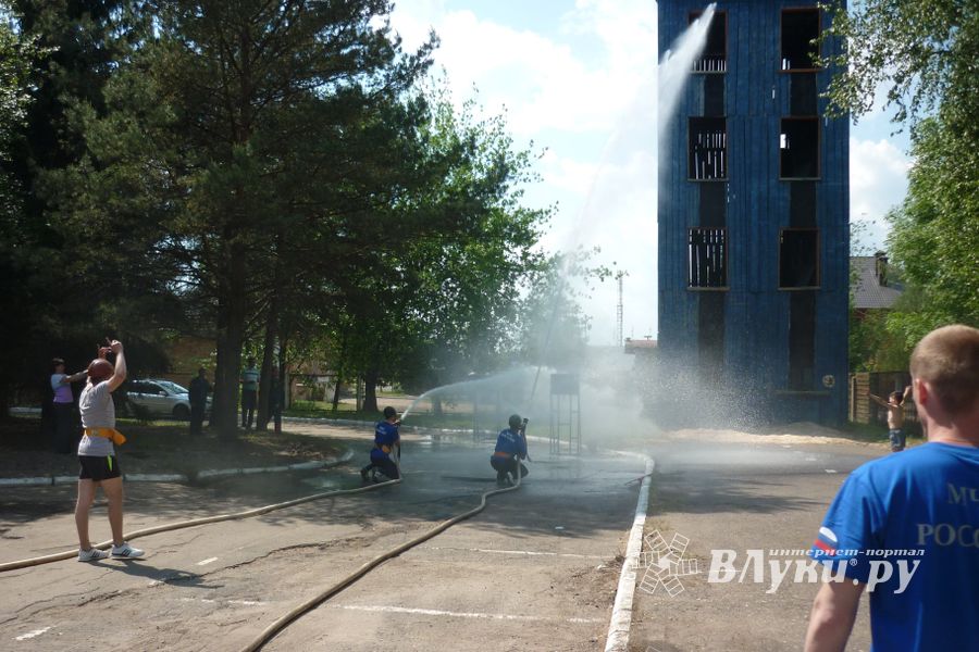 В Великих Луках прошли соревнования среди пожарных