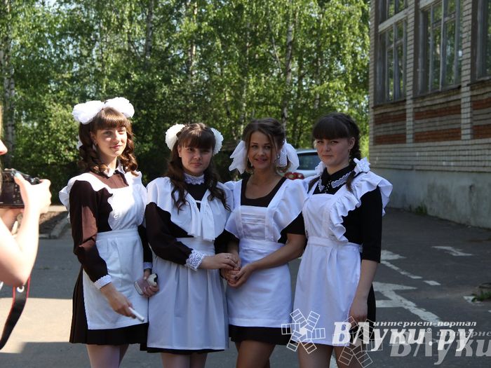 В Великих Луках прозвенели «Последние звонки»