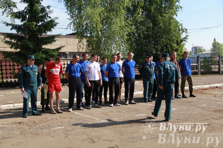 В Великих Луках прошли соревнования среди пожарных