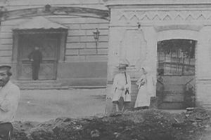 На старинных фото  обнаружилась "девочка-призрак" (фото)