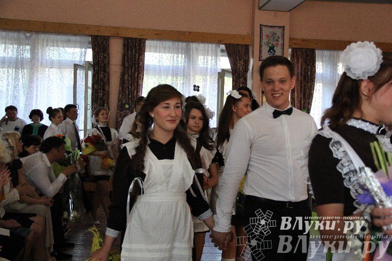 В Великих Луках прозвенели «Последние звонки»