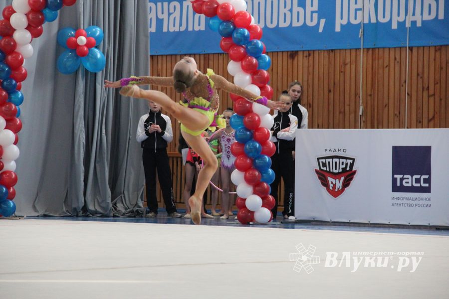 ​В Великих Луках проходят соревнования по художественной гимнастике (ФОТО) (6+)