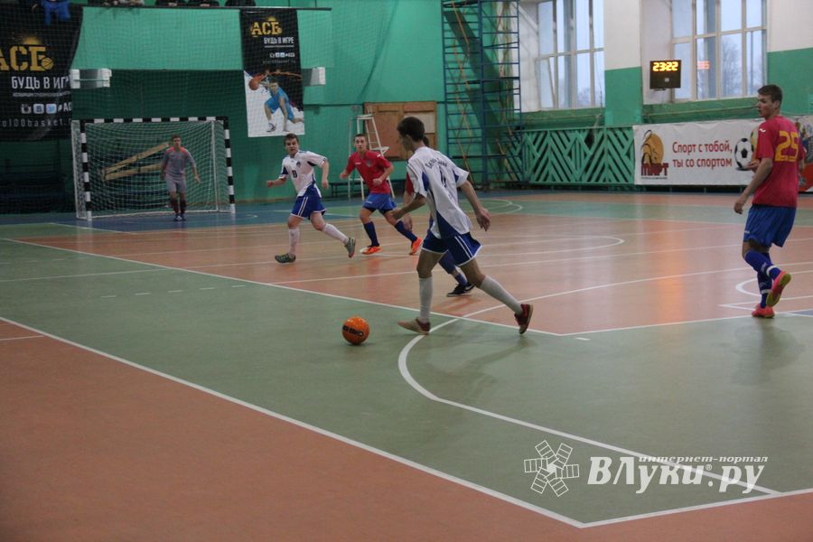В Великих Луках продолжается Первенство города по мини-футболу (фото)